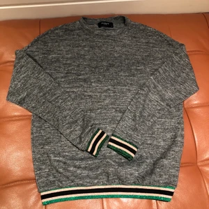 Långärmad tröja ifrån Sisters point - En långärmad tröja ifrån Sisters point i nyskick. Använd ett fåtal gånger så den är så gott som ny. Muddarna är i ett fint rosa och grönt glitter vilket gör tröjan så mycket roligare.