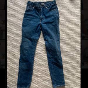 Snygga mörkblå jeans, helt oanvända - säljer för 90kr + frakt 