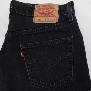 Intressekoll på Levi’s jeans - Funderar på att sälja dessa Levi’s jeans i toppskick! Står att det är strl 29 men passar ganska tight på mig som är strl 27/28!(Jag är 170 cm btw)