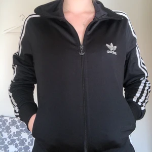 Adidas tröja - Med silvrig logga