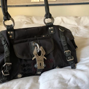 Cool väska - Säljer denna så coola unika väska i den perfekta storleken, skriv för mer bilder🤩 köparen står för frakten 