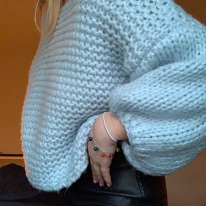 Tjockt stickad, babyblå, st L/XL - En HELT oanvänd blå stickad tröja från Na-Kd. Jättefin, bara inte min stil. 