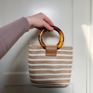 Mindre stråväska, NAKD - Mindre stråväska ifrån NAKD.Endast använd 1 gång.