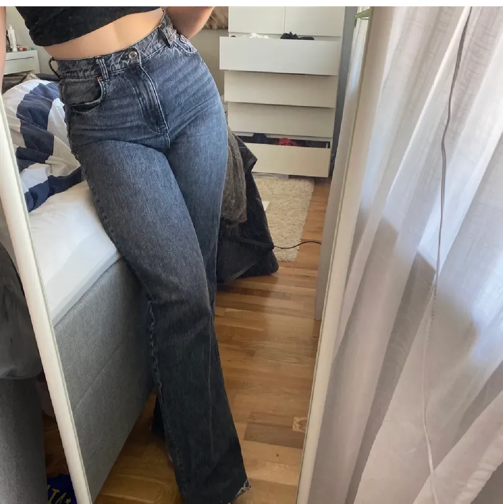 Säljer ett par svarta jeans i samma modell som ett par gråa jeans jag tidigare sålt (bild 3). Jeansen är i storlek 38 och säljs för 200kr+frakt . Jeans & Byxor.