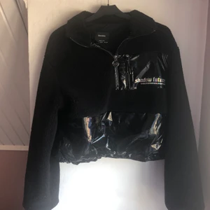  Teddy Jacka - Jacka med 50% Teddy matrial. Passar som vår eller sommarjacka.  Västerleden den från bershka för någon månad sedan men har aldrig använts så därför säljer jag den. Den har inga skador och ser helt ny ut. Den har en ficka på vänstra bröstet och resor ner till så att du kan välja hur kroppar den ska vara. Säljer den för 100 kr + frakt 66 kr