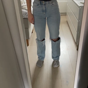 blåa 90’s straight jeans - fina ginatricot jeans i modellen 90’s high waist