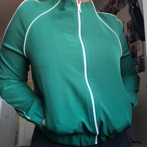 Jacka Stradivarius STRL L  - Knappt använd i mycket bra skick! Köpt på Stradivarius i London. 