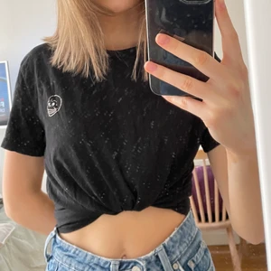 Cheap Monday t-shirt, strl S - Svart t-shirt från Cheap Monday i strl S. Herrstorlek och därav lite oversized. Säljer pga kommer inte till användning. Frakt tillkommer