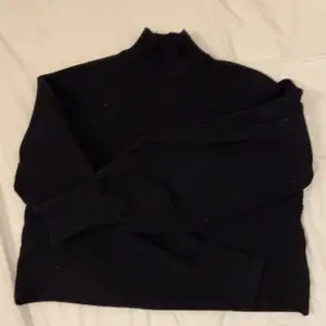 En super fin svart polo tröja från Zara💞 påminner om stickat💞 köparen står för frakten!