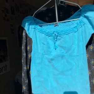 turkos milkmaid top - Turkos milkmaid/off-the shoulder top från tidigt 2000-tal. Supergulliga detaljer på ryggen och runt urringningen. Väldigt romantisk och somrig. Jag är stl s men rygg är stretchig så borde passa alla.  köparen betalar frakt🌸