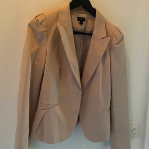 Kavaj  - Babyrosa kavaj i storlek 38, aldrig använd endast prövad. Superfin! 