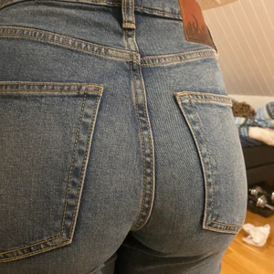 Straight jeans  - Dom är i storlek 36/38 och är töjbara. Mörkblåa straight jeans