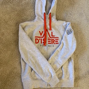 Valdiser zip hoodie - Jag säljer denna zip hoodie köpt i valdiser. Den är i mycket gott skick knappt använd, den är i storlek 158/164 skulle säga en XS/S. Köpare står för frakten