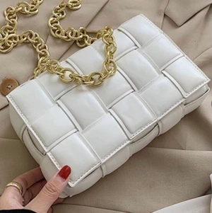 Vit väska  - Helt ny vit väska- kopia på Bottega Veneta bag. 25 cm