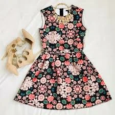 Blommig klänning  - Jätte fint klänning köpte på H&M i storlek S. Den är ett bra fabric som hjälper att håller in mågen lite och ser fint ut i klänningen.