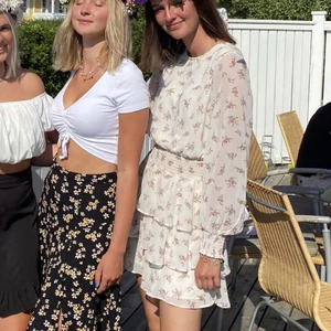 Blommig klänning - Blommig fin klänning med volangkjol. Storlek 36 😇 Köparen står för frakt 📦 