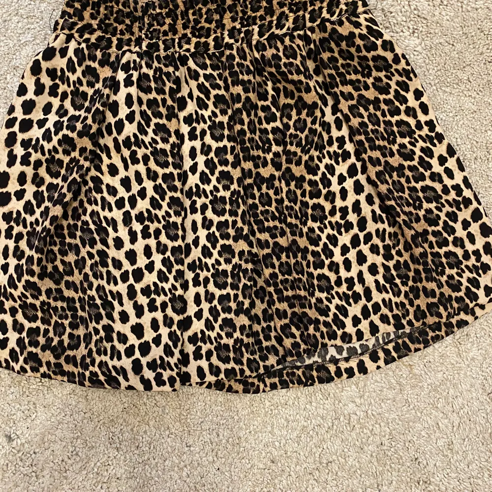 Supersnygg leopardmönstrad kjol från Zara. . Kjolar.