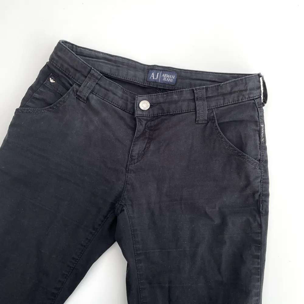 Lowwaist/midwaist bootcut-jeans från Armani i storlek 26. säljer pga för små för mig. Enda defekten syns på tredje bilden där det är slitet nere vid sömen på ena byxbenet, annars är de i väldigt fint skick :) De är lite för långa på mig som är 155cm för längdreferens!. Jeans & Byxor.