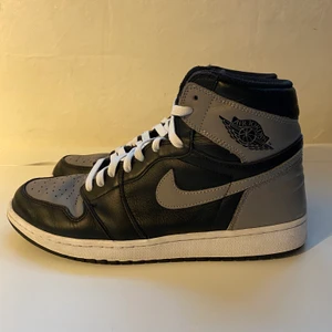 Jordan 1 retro high shadow(2018) - Condition 7/10 inga riktiga flaws förutom relativt lite naturligt slitage plus att innersulorna har tappat trycket, replacement box, alla tre og skosnören, skicka PM för mer bilder! (Även öppen för tradea så visa vad ni har!)