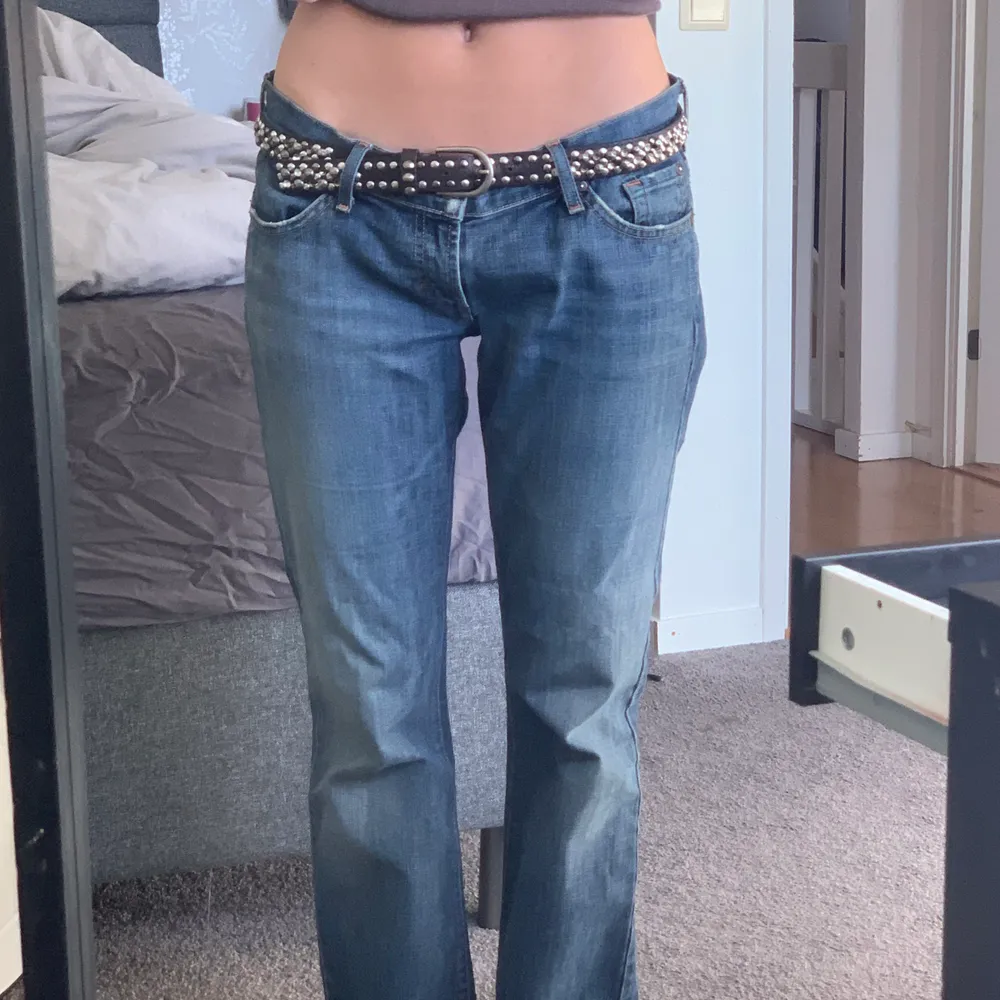 Lågmidjade jeans köpta second hand ❤️ passar s  jag är 170 cm lång. Jeans & Byxor.