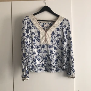 Odd molly - Fin 100 siden skjorta från Odd molly. Är en sample.