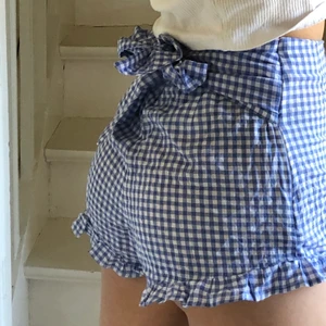 söta tygshorts med knyte bak - söta, rutiga shorts med volang nertill 💞 dessa är så himla fina nu till sommaren 💞💕 Storlen 34 så tyvärr lite små för mig som ni ser på bilderna :(  frakt = 24kr