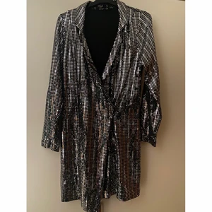 NEW LOOK - Paljett blazerklänning från new look. Använd 1 gång 🎉