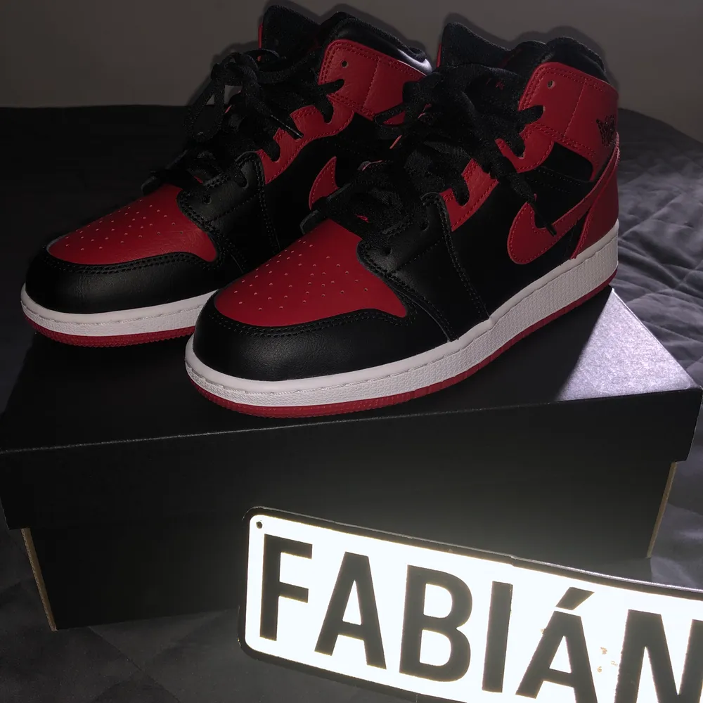 Jordan 1 mid ”banned” till SALU! Storlek US 7/ EU 40. DS alltså helt oanvända! Säljs för 1299 + frakt.. Skor.