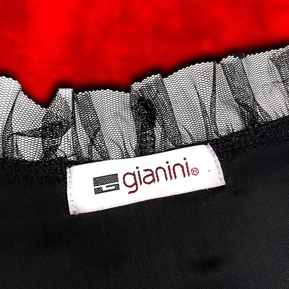 “𝑳𝒊𝒌𝒆 𝒕𝒉𝒆 𝒔𝒕𝒂𝒓𝒔 𝒊𝒏 𝒕𝒉𝒆 𝒏𝒊𝒈𝒉𝒕 𝒔𝒌𝒚, 𝑰 𝒔𝒉𝒊𝒏𝒆.” Goth cardigan från Gianini i krossat svart sammet och vackra spetsdetaljer 🖤✨ Knyts med fint band i mesh och lyser upp vilken outfit som helst!!🦇 Passar XS-M. True vintage från 1999! Frakt tillkommer på 48kr 💌. Tröjor & Koftor.