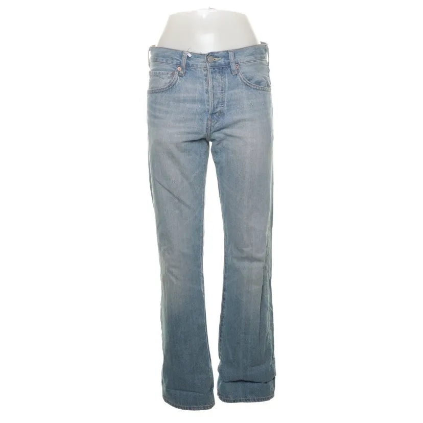 Snygga jeans som är midwaist och raka i benen. Storlek 28/32, säljer då de är för lite för små för mig 💞 köparen står för frakt!. Jeans & Byxor.