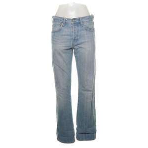 Snygga jeans som är midwaist och raka i benen. Storlek 28/32, säljer då de är för lite för små för mig 💞 köparen står för frakt!