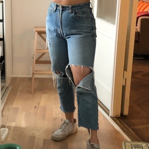 Slitna Vintage jeans  - Slitna vintage jeans kötpa secondhand 😊 midjemått: 85cm, längd: 91cm
