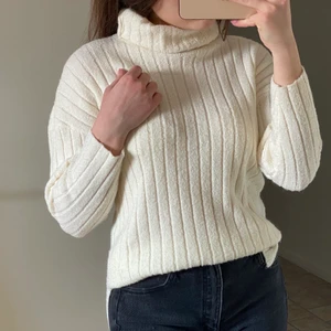 Kofta från lager 157 - Kofta, köpt i Lager 157 för 2 månader sedan. Sedan dess använd 2 gånger för bild. Passar inte min stil längre. Skriv privat för mer info, priset kan alltid diskuteras❤️