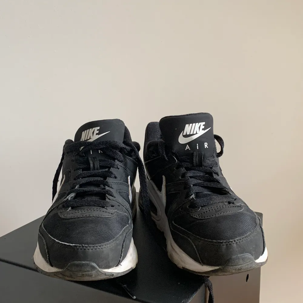 Nike Air sneakers i storlek 38,5, passar bra för smala fötter. . Skor.