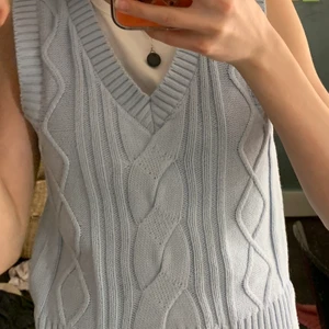 Ljusblå väst🥰😍💕 - En underbar ljusblå väst från Monki som jag nästan aldrig användt! Går att styla med allt och är jättegullig!💕💕 Den är slutsåld på hemsidan och finns inte i denna färg längre💕❤️ Skriv till mig vid intresse eller frågor😊