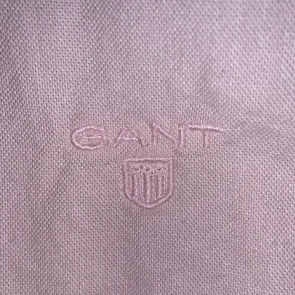 Säljer nu min fina ljus rosa skjorta som tyvärr inte kommer till användning!💕 sitter som en xs/s och köparen står för frakt!. Skjortor.