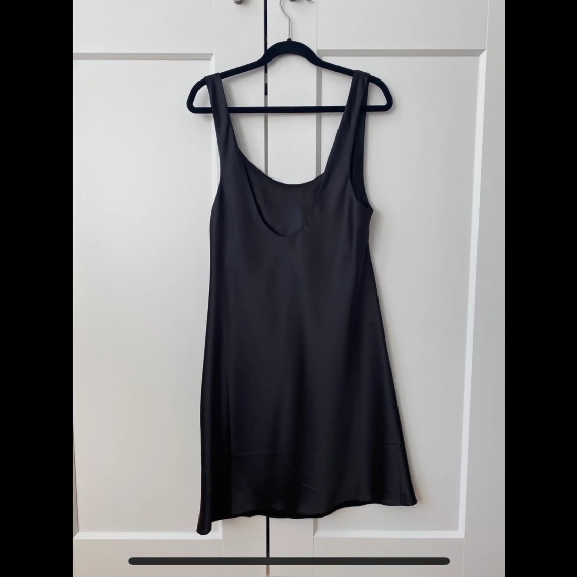 Satinklänning med djup rygg. - 90