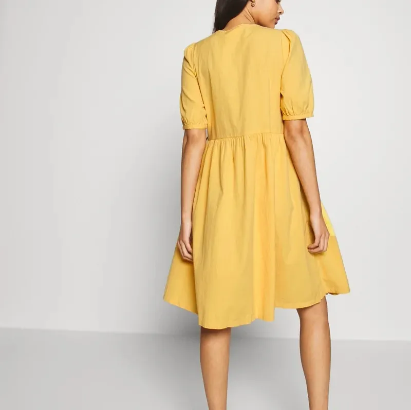 Helt ny klänning från Monki i superhärlig gul färg med prislappen kvar, endast testad. Hämtas i Ursvik, Sundbyberg eller skickas mot fraktkostnad. . Klänningar.