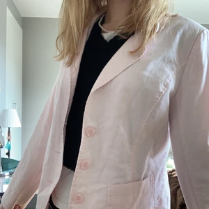 Rosa kavaj - Ljusrosa kavaj passar perfekt till våren och sommaren💗💕 Superfin och gullig men inte min stil tyvärr. Den har fickor på framsidan, rosa innerfoder, knappar och i tyg/linnematerial🥰