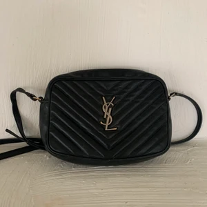 Lou camera leather crossbody bag  - Nu säljer jag tillslut min favorit, min Yves saint Laurent väska som är köpt från mytheresa 2017. Den är i fint skick men har några färre difekter, där ”ysl” loggan fått några repor så pågrund av det har även färgen blivit lite ”silverguldig”. Detta är inget man ser på långt håll utan endast på mycket nära håll. Jag har även varit och lagat dragkedjan så den är i perfekt skick för att säljas, det enda var att de behövde byta ut spännet på dragkedjan för att det skulle bli bra. Utöver detta är den i fint skick, det går även  att justera längden på bandet till väskan✨✨I och med flytt finns inte äkthetsbeviset kvar men om det önskas kan jag säkert lösa detta på något sätt💕 Däremot får man den tillhörande dustbagen vid köp❤️Vid flera intresserade blir det budgivning💕.                                            Nypris:Ca 10 000 kr, Mitt pris: 4000 men kan tänka mig att gå ned en aning vid snabb affär✨❤️