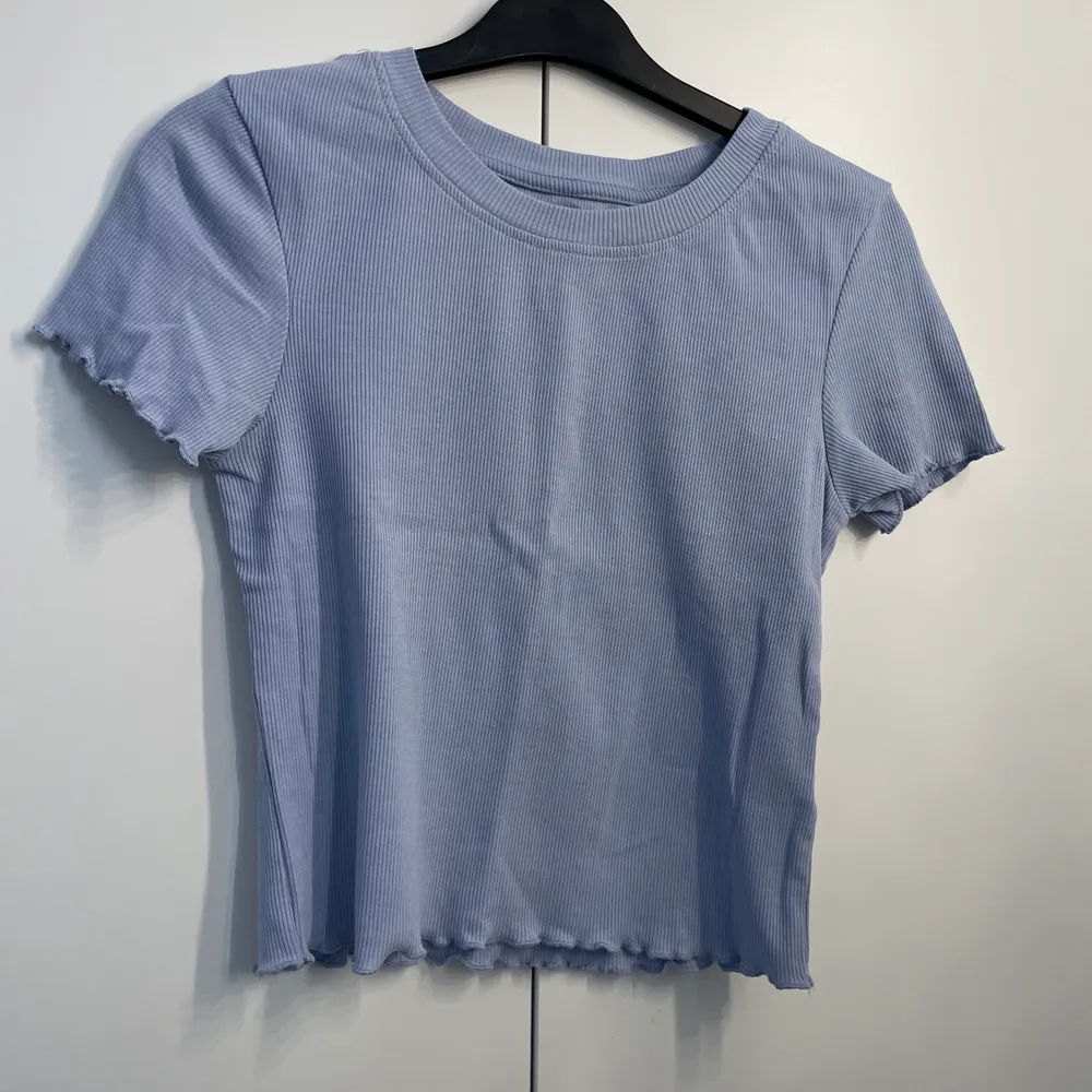En blå T-shirt med snygga detaljer som endast är använd 1 gång! 💙 Säljer den nu för 30kr ✨. T-shirts.