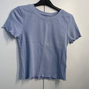 En blå T-shirt med snygga detaljer som endast är använd 1 gång! 💙 Säljer den nu för 30kr ✨