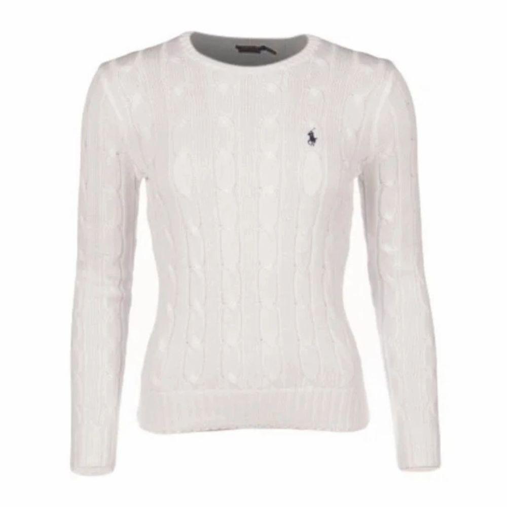 En superfin kabelstickad crewneck ifrån ralph lauren & den är självklart äkta, använd fåtal gånger💞 bara att kontakta mig för mer information (bilder osv)💞 pris kan självklart diskuteras:) köpt för 800 på rea (original pris tror jag är 1200 ungefär dålig koll) . Tröjor & Koftor.