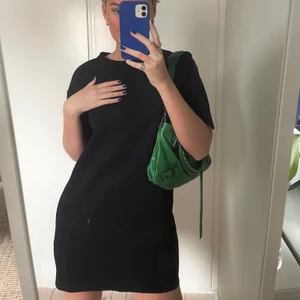 Svart vanlig t-shirtklänning - Svart t-shirt klänning som går till mitten av låren på mig som är 176cm. Lite tjockare tyg och perfekt passform. Frakt ingår i priset💞