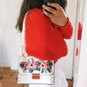 Axelremsväska  - Superfin somrig axelremsväska från stradivarius. Typ aldrig använd. I gott skick! Har ett litet fack med dragkedja inne i väskan.