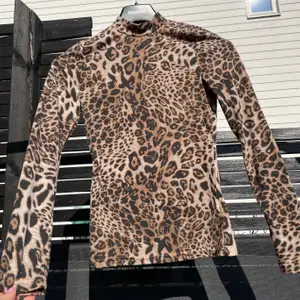 tajt leopard top 💕 köparen står för frakten