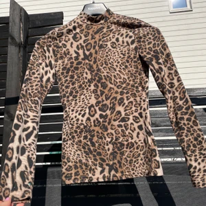 leopard top - tajt leopard top 💕 köparen står för frakten