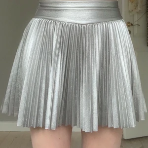 Zara kjol - Säljer denna fina zara kjol💞 den är i barn storlek 164 men passar bra på mig som brukar ha XS/S i kjolar❤️ köp direkt för 300 + frakt eller buda från 200 (använd 1 gång så i princip ny skick)