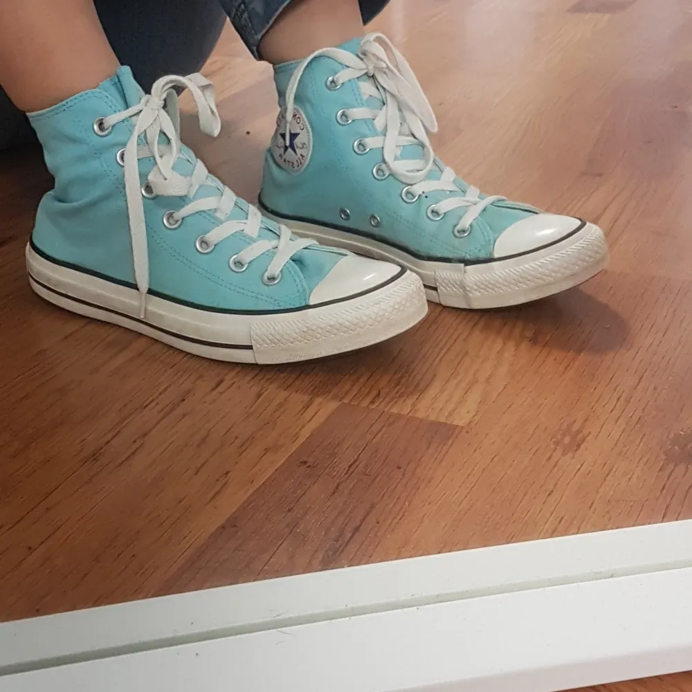 Perfeckt sckick babayblå converse. Använda max 2 gåbger sen bara varut i garderoben. Kostade runt 1000 kroner och dessa som är som nya säljer jag direkt för 400 kroner +frakt 66kr. Skor.