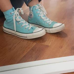 Perfeckt sckick babayblå converse. Använda max 2 gåbger sen bara varut i garderoben. Kostade runt 1000 kroner och dessa som är som nya säljer jag direkt för 400 kroner +frakt 66kr